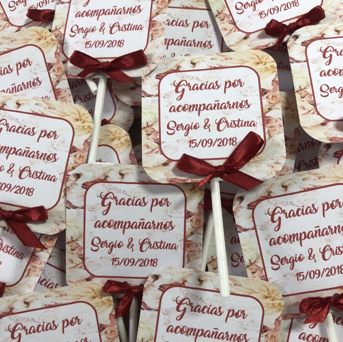 Piruleta de agradecimiento fondo flores naranjas y blancas