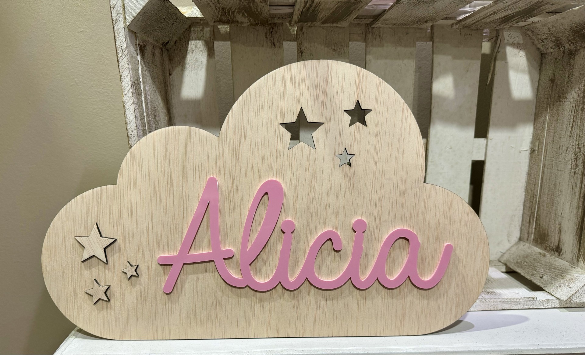 Placa nube con nombre y estrellas