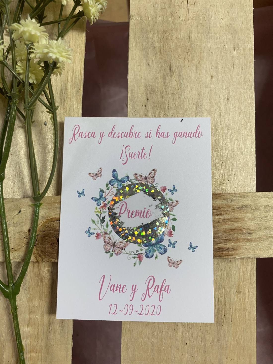 Rasca fondo corona flores y mariposas