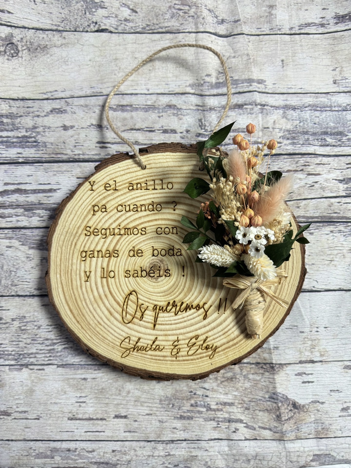 Rodaja de madera con flor