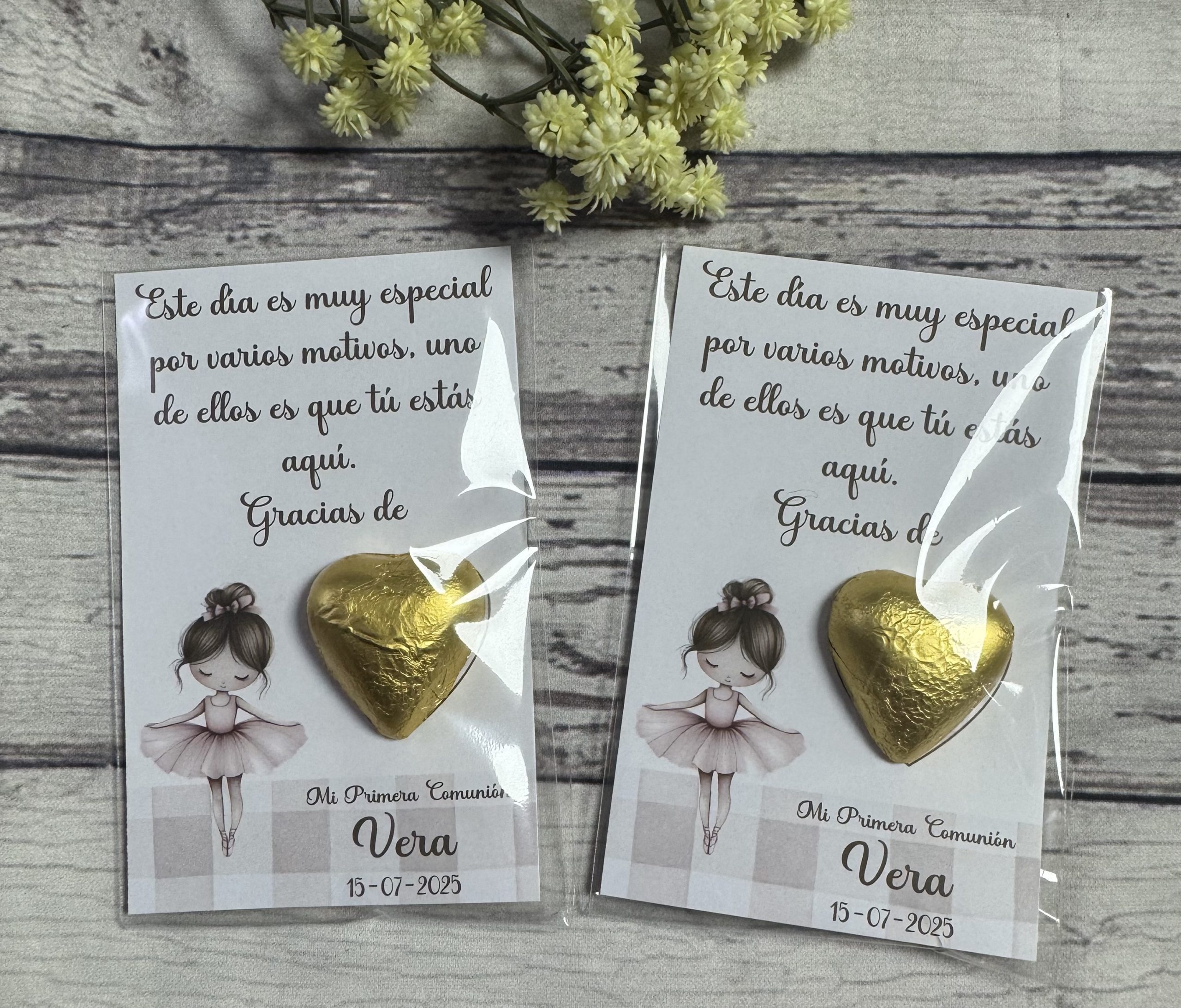 Tarjeta de agradecimiento con bombón cuadros vichy beige y bailarina