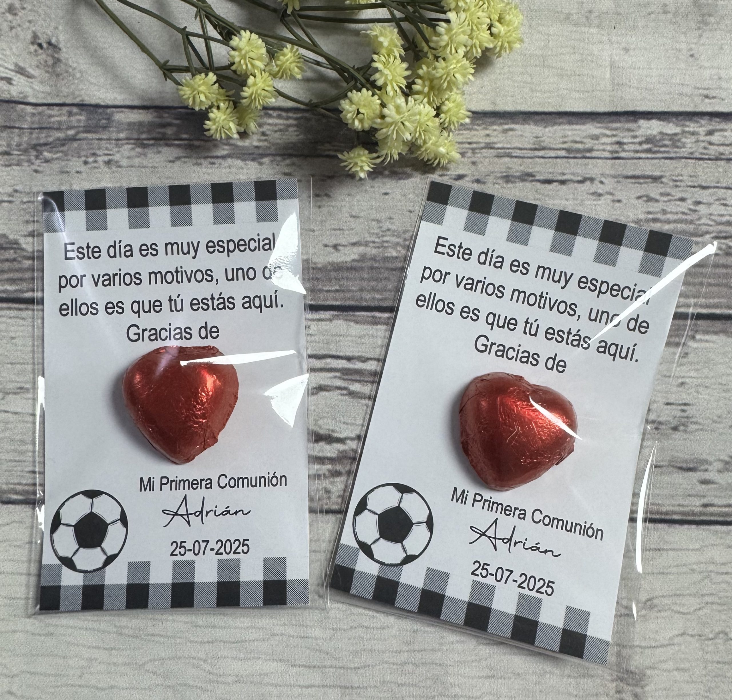 Tarjeta de agradecimiento con bombón cuadros vichy negros y pelota de fútbol