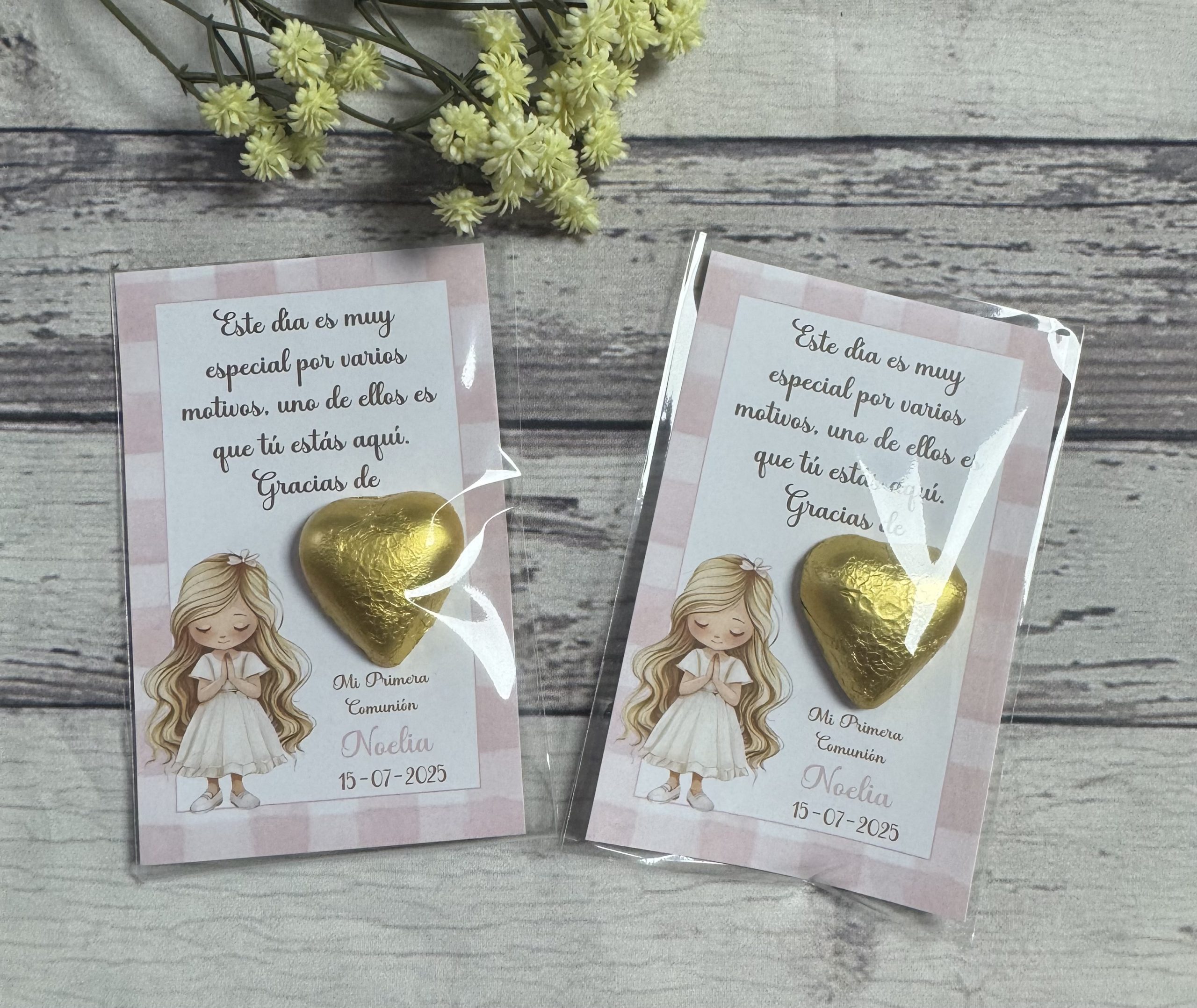 Tarjeta de agradecimiento con bombón cuadros vichy rosa y niña rubia