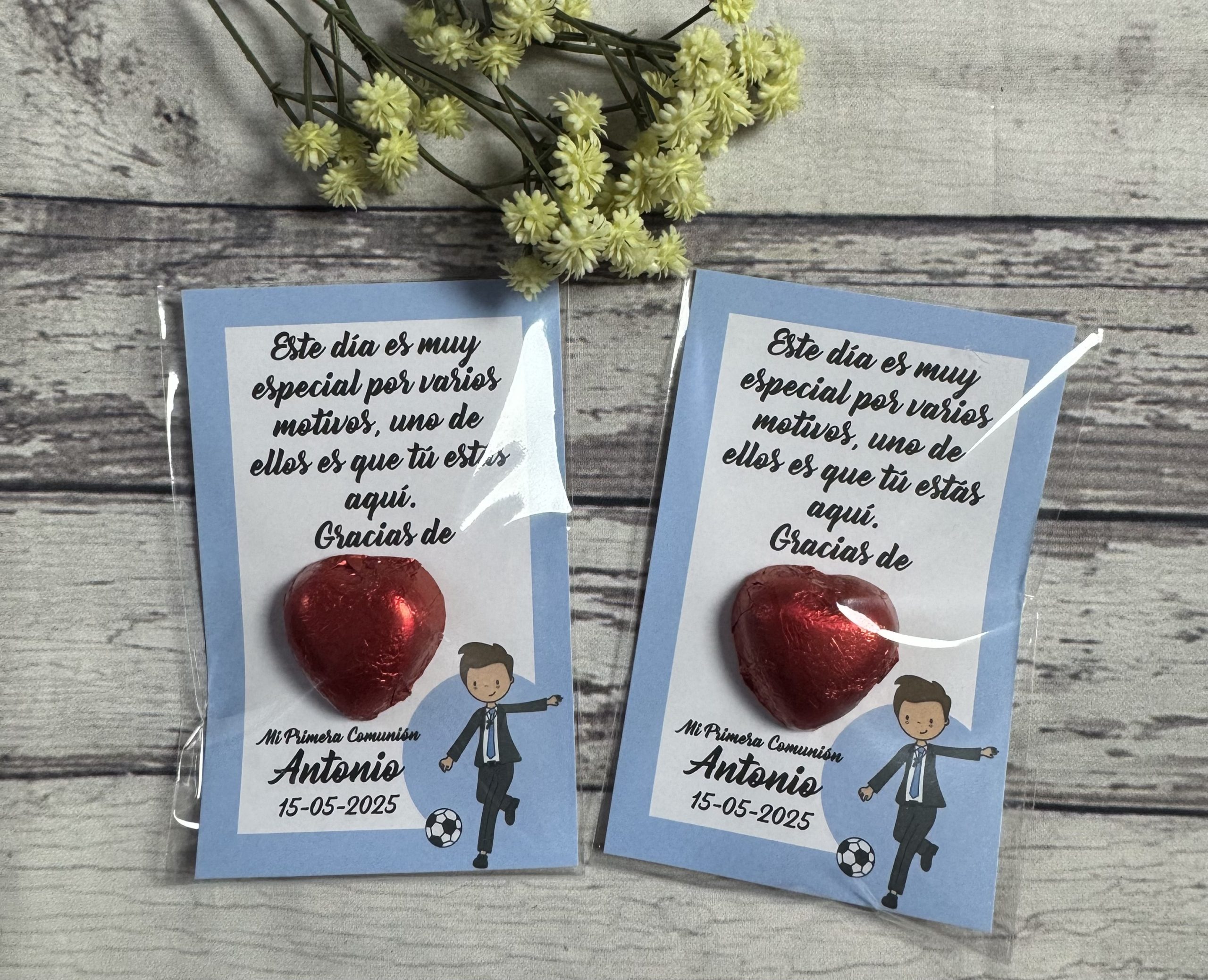 Tarjeta de agradecimiento con bombón niño fútbol azul