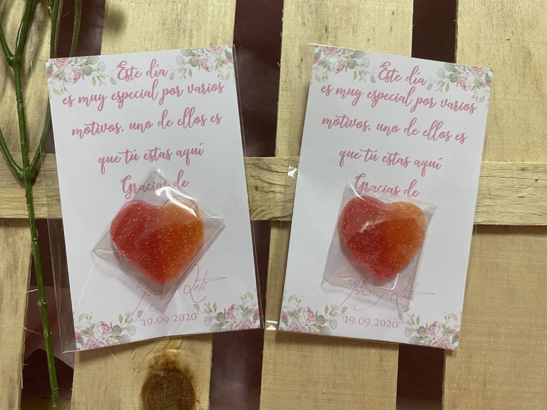 Tarjeta de agradecimiento con gominola flores rosa claro y hojas
