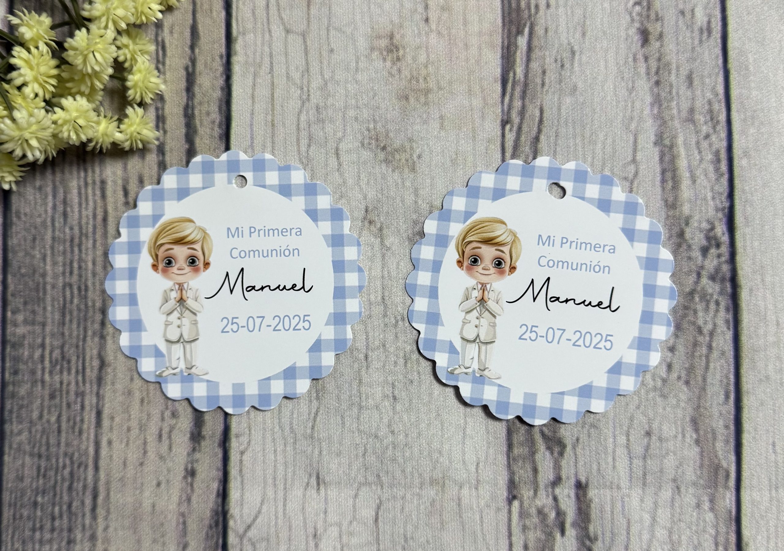 Tarjeta detalles cuadros vichy azul y niño rubio