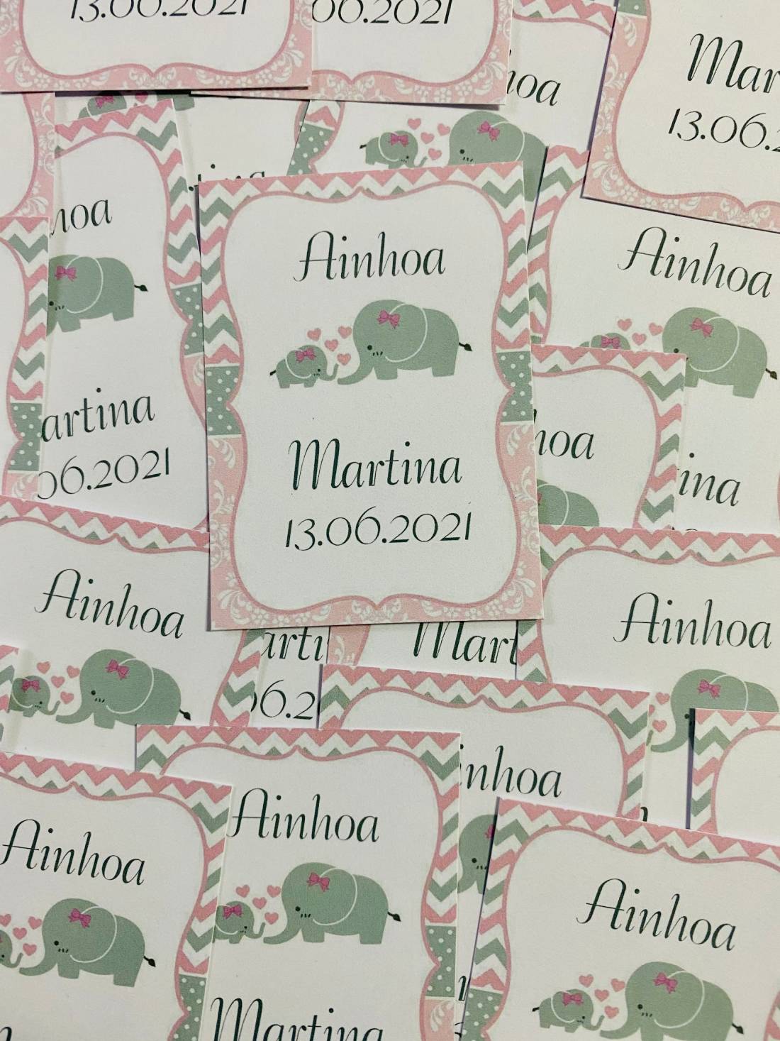 Tarjeta detalles fondo rosa con elefantes