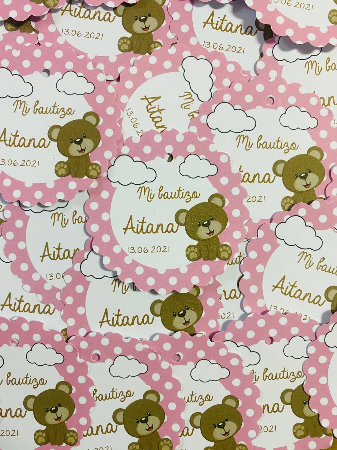 Tarjeta detalles fondo rosa con topos y oso