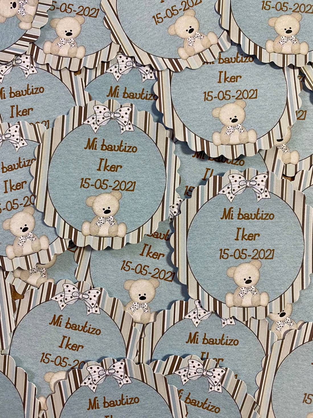 Tarjeta detalles fondo azul con osito blanco