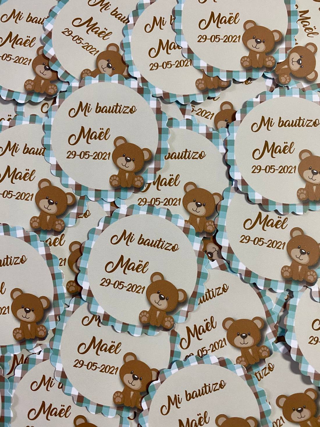 Tarjeta detalles fondo a cuadros azul con oso marrón