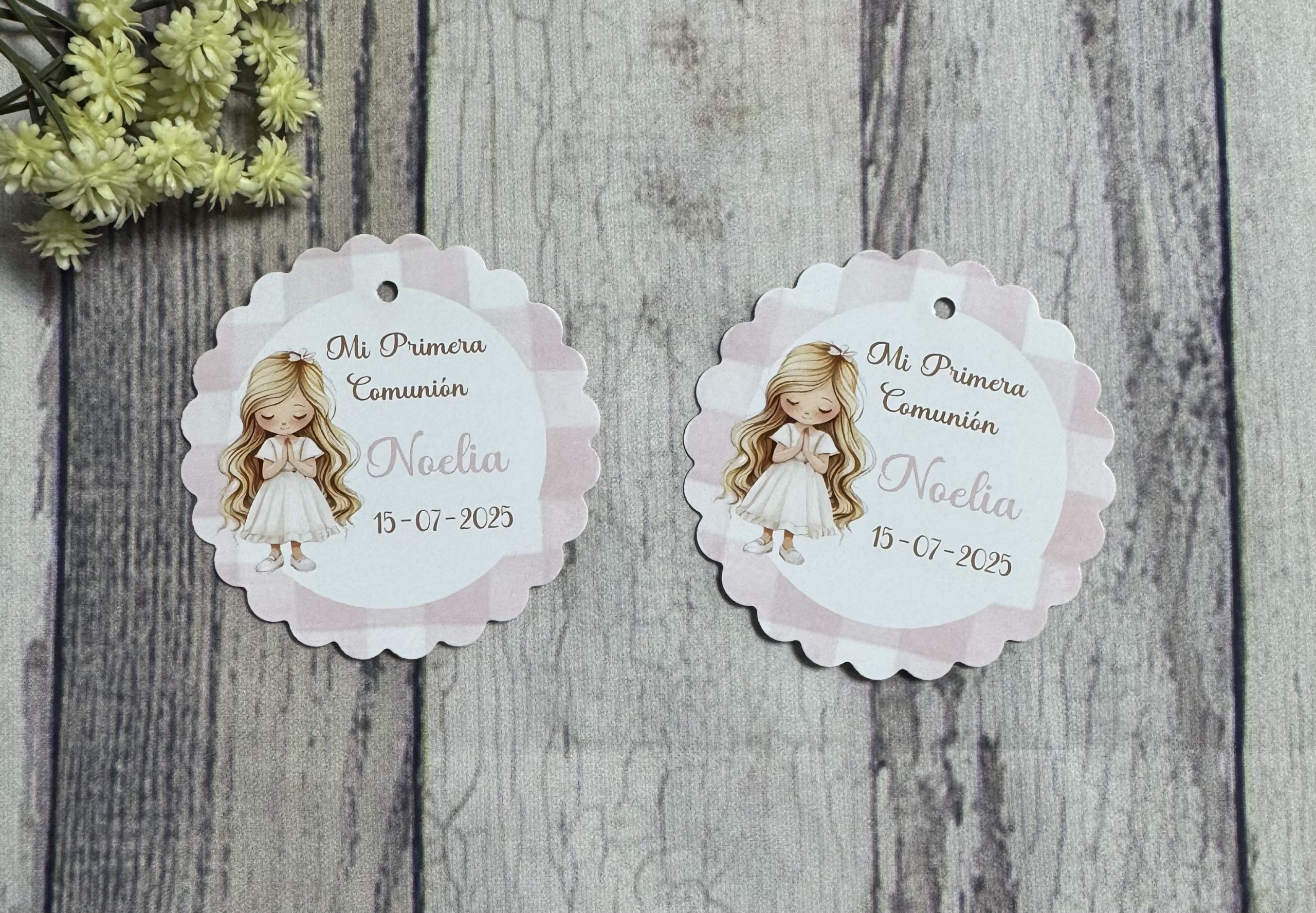 Tarjeta detalles cuadros vichy rosa y niña rubia